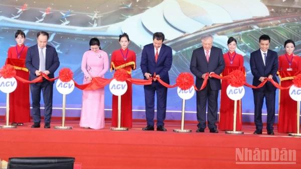 Phó Thủ tướng Thường trực Chính phủ Nguyễn Hòa Bình cùng Bí thư Tỉnh ủy Đồng Nai Vũ Hồng Văn và các đại biểu thực hiện nghi thức cắt băng khánh thành các công trình sân bay Long Thành.