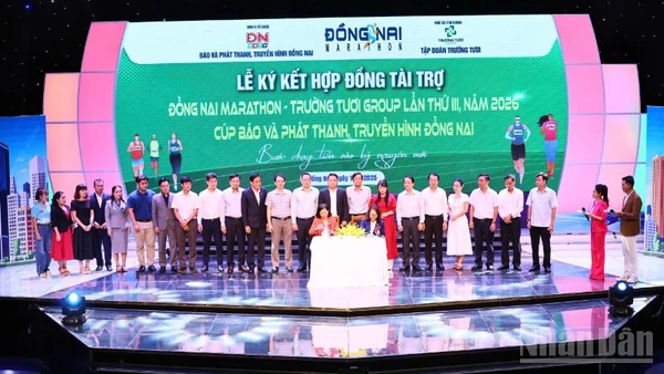Lãnh đạo Báo và Phát thanh, Truyền hình Đồng Nai ký hợp đồng với một số doanh nghiệp tài trợ các giải đấu.
