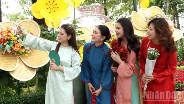 Người dân trải nghiệm đường hoa Tết Nguyên đán Bính Ngọ 2026 tại công viên Nguyễn Văn Trị.