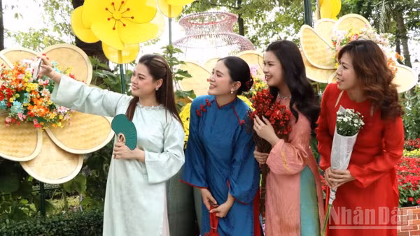 Người dân trải nghiệm đường hoa Tết Nguyên đán Bính Ngọ 2026 tại công viên Nguyễn Văn Trị.