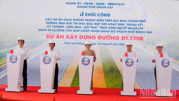 Lãnh đạo Thành ủy, Ủy ban nhân dân thành phố Đồng Nai cùng các đại biểu thực hiện nghi thức khởi công xây dựng dự án đường ĐT 770B.