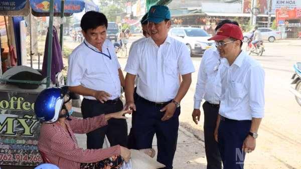 Lãnh đạo xã Phước An với người dân thuộc diện di dời, bàn giao mặt bằng thực hiện đường 25C kết nối sân bay Long Thành.