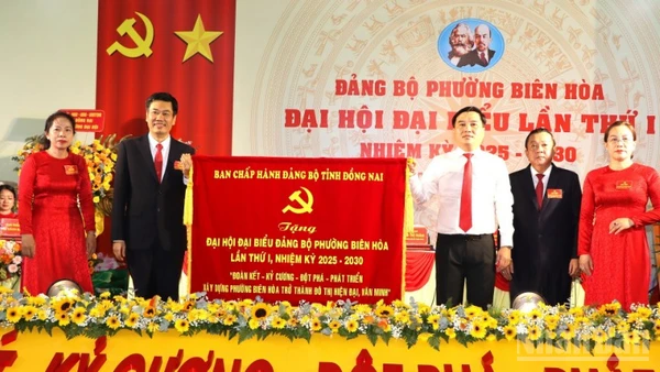 Đồng chí Hồ Văn Nam trao bức trướng của Ban Chấp hành Đảng bộ tỉnh Đồng Nai tặng đại hội.