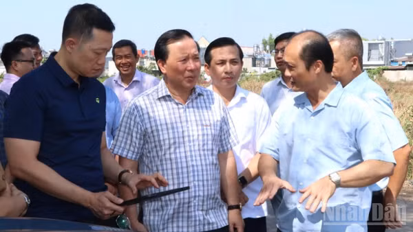 Lãnh đạo Ủy ban nhân dân thành phố Đồng Nai khảo sát thực hiện một dự án trên địa bàn phường Trảng Dài.
