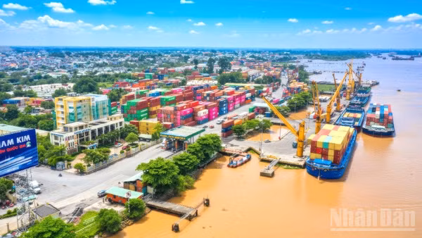 Một góc cảng Đồng Nai.