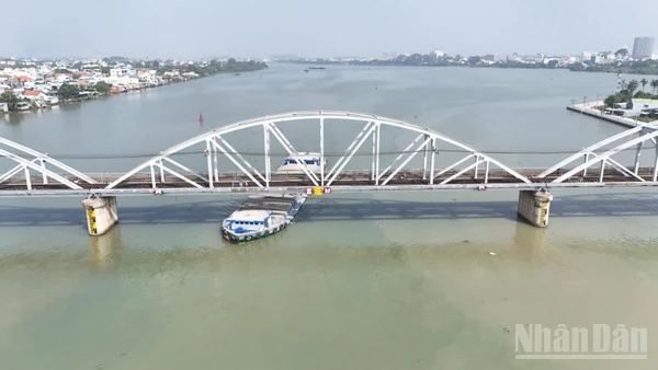 Sà lan chở đá trên sông Đồng Nai lưu thông qua nhịp số 2 cầu Ghềnh.