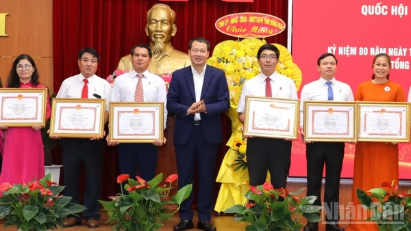 Đồng chí Vũ Hồng Văn, Bí thư Tỉnh ủy, Trưởng Đoàn đại biểu Quốc hội tỉnh Đồng Nai trao khen thưởng cho đại diện các tập thể có thành tích xuất sắc.