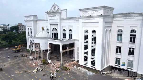 Khu A với quy mô 5 tầng, diện tích 3.500m2 hoàn thành, đưa vào sử dụng nhiều năm qua tổ chức các sự kiện, tiệc cưới. Hiện, chủ đầu tư đang tự tháo dỡ công trình xây trái phép.