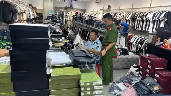 Lực lượng Phòng Cảnh sát kinh tế Công an thành phố Đồng Nai và Chi Cục quản lý thị trường Đồng Nai kiểm tra cửa hàng liên quan đến vụ án.