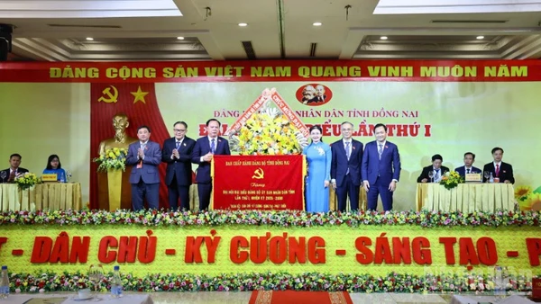 Phó Bí thư Thường trực Tỉnh ủy Đồng Nai Tôn Ngọc Hạnh tặng bức trướng của Ban Chấp hành Đảng bộ tỉnh tặng đại hội.