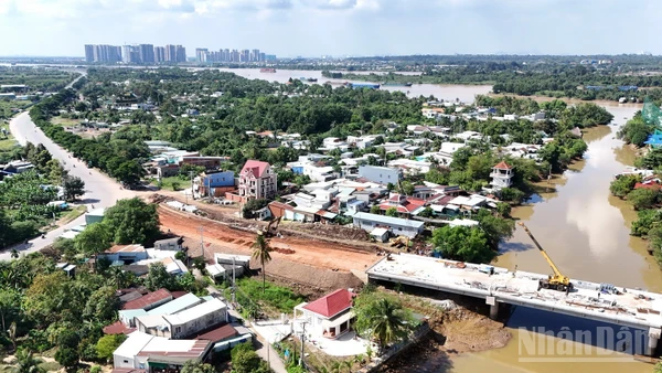 Hương lộ 2 kết nối Đồng Nai với Thành phố Hồ Chí Minh.