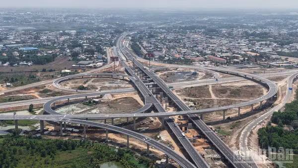 Cao tốc Biên Hòa-Vũng Tàu đưa vào khai thác đoạn 37km kết nối Đồng Nai và Thành phố Hồ Chí Minh.