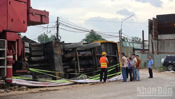 Lực lượng chức năng khám nghiệm hiện trường, điều tra làm rõ nguyên nhân sự cố.