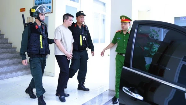 Lực lượng Công an dẫn giải bị can Nguyễn Quốc Vũ.