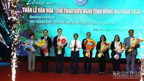 Đồng chí Thái Bảo, Phó Bí thư Tỉnh ủy Đồng Nai tặng hoa chào mừng Tổng Lãnh sự, Lãnh sự các nước tham dự Tuần lễ Văn hóa-Thể thao hữu nghị tỉnh Đồng Nai năm 2025.