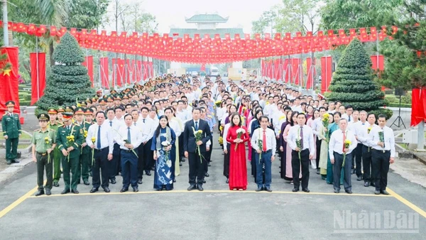 Đoàn Tỉnh ủy, Hội đồng nhân dân, Ủy ban nhân dân, Ủy ban Mặt trận Tổ quốc Việt Nam tỉnh Đồng Nai viếng tại nghĩa trang liệt sĩ tỉnh.