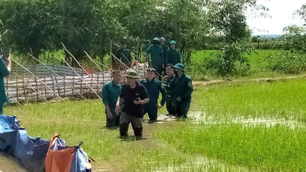 Lãnh đạo xã Phú Hòa cùng lực lượng chức năng hỗ trợ người dân đắp bờ bao chống ngập diện tích lúa do nước sông La Ngà dâng cao vào tháng 11.