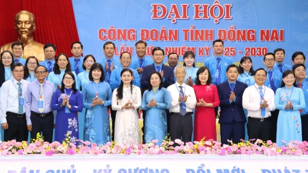 Lãnh đạo Tổng Liên đoàn Lao động Việt Nam và tỉnh Đồng Nai cùng các đại biểu.