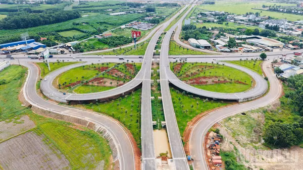 Nút giao đường T1 sân bay Long Thành, đường 25C với Quốc lộ 51 qua địa bàn phường Long Thành.