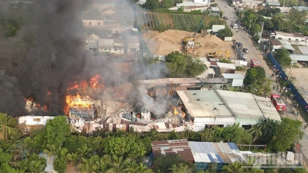 Cháy lớn tại kho hàng ở khu phố Tân Hạnh 4, phường Biên Hòa, tỉnh Đồng Nai.