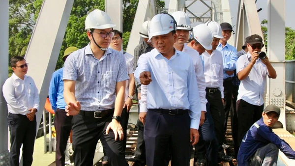 Lãnh đạo Bộ Xây dựng và Ủy ban nhân dân tỉnh Đồng Nai kiểm tra hiện trường, chỉ đạo khắc phục sự cố.