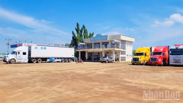 Khu vực trước bến xe Dầu Giây đã được khắc phục, số phương tiện đậu, đỗ đã giảm. Ảnh chụp lúc 10 giờ ngày 7/5.