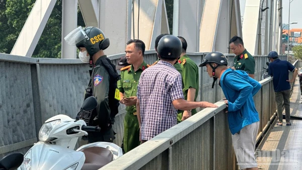 Lực lượng chức năng có mặt trên cầu Ghềnh để điều tra làm rõ nguyên nhân.