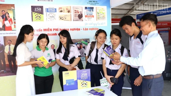 Học sinh tham khảo sản phẩm 250 tình huống giúp học sinh luyện tập dạng bài xử lý tình huống ở bộ môn Giáo dục công dân cấp Trung học cơ sở.