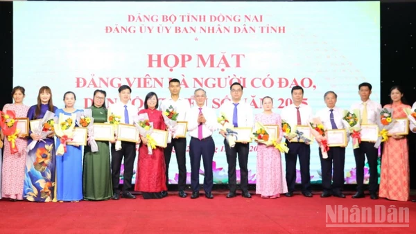 Phó Bí thư Đảng ủy Ủy ban nhân dân tỉnh Đồng Nai Phạm Thúy Luân trao khen thưởng.