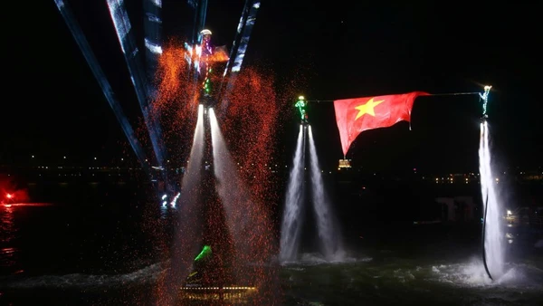 Một màn biểu diễn trên sông Đồng Nai tối 30/12.