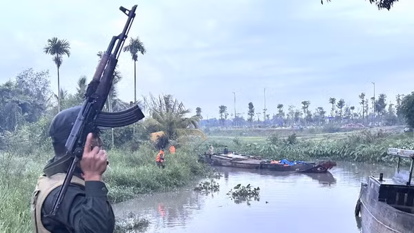 Công an thành phố Đồng Nai triệt phá một tụ điểm khai thác cát trái phép trên sông Đồng Nai.