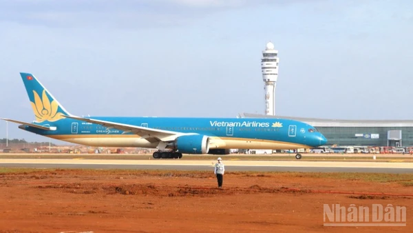 Sân bay Long Thành đã đón máy bay thương mại đầu tiên hạ cánh mang số hiệu VN5001 vào chiều 15/12.