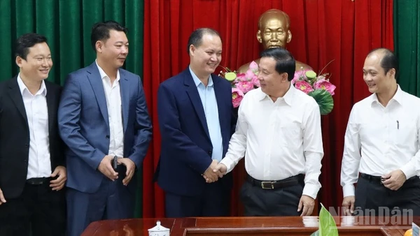 Chủ tịch Ủy ban nhân dân tỉnh Đồng Nai Nguyễn Văn Út tiếp lãnh đạo Công ty cổ phần Tập đoàn năng lượng Việt Sin.