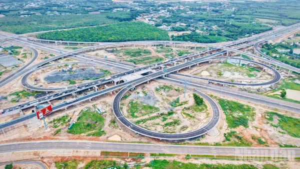 Toàn cảnh nút giao Long Thành nối cao tốc Thành phố Hồ Chí Minh-Long Thành-Dầu Giây với cao tốc Biên Hòa-Vũng Tàu và Tuyến đường T2 sân bay Long Thành.