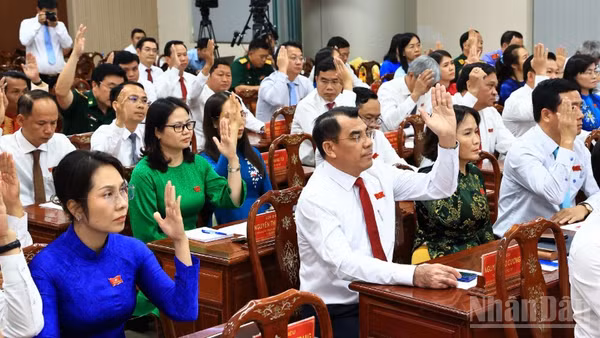 Các đại biểu Hội đồng nhân dân tỉnh Đồng Nai biểu quyết thông qua Nghị quyết tại kỳ họp.