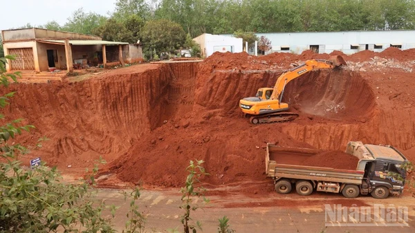 Các ngành chức năng tỉnh Đồng Nai đang lên phương án di dời 8 hộ dân nằm chênh vênh bên vực do quá trình thi công nâng cấp, mở rộng dự án đường ĐT 753.
