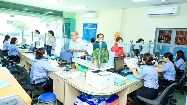 Người dân làm thủ tục đăng ký nước sạch tại Bộ phận một cửa Công ty cổ phần Cấp nước Đồng Nai. 