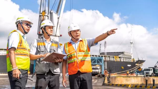 Nhân viên Cảng Đồng Nai điều phối xếp dỡ hàng hóa.