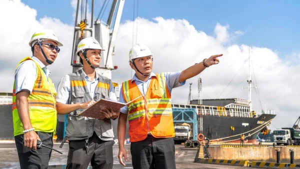 Nhân viên Cảng Đồng Nai điều phối xếp dỡ hàng hóa.