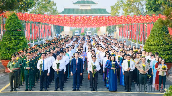 Đoàn Tỉnh ủy, Hội đồng nhân dân, Ủy ban nhân dân, Ủy ban Mặt trận tỉnh Đồng Nai viếng Nghĩa trang liệt sĩ tỉnh.