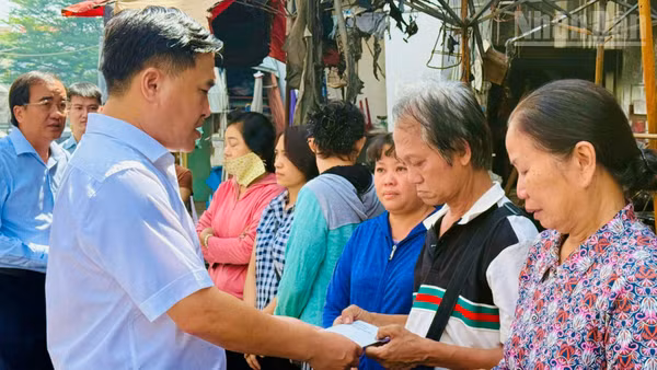 Đồng chí Hồ Văn Nam, Ủy viên Ban Thường vụ Thành ủy, Bí thư Đảng ủy, Chủ tịch Hội đồng nhân dân phường Trấn Biên động viên tiểu thương bị thiệt hại do vụ cháy.