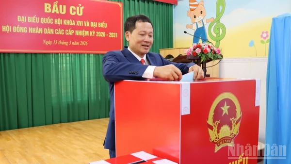 Đồng chí Vũ Hồng Văn, Ủy viên Trung ương Đảng, Bí thư Tỉnh ủy, Trưởng Đoàn đại biểu Quốc hội tỉnh Đồng Nai bỏ phiếu bầu cử tại phường Trấn Biên.