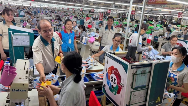 Ban lãnh đạo Công đoàn Công ty TKG TaeKwang Vina lì xì tặng công nhân trong ngày trở lại làm việc đầu tiên sau đợt nghỉ Tết.