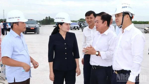 Phó Bí thư Thường trực Tỉnh ủy Đồng Nai Tôn Ngọc Hạnh và Phó Chủ tịch Ủy ban nhân dân tỉnh Hồ Văn Hà nghe báo cáo về tiến độ Dự án thành phần 3, đường Vành đai 3-Thành phố Hồ Chí Minh.