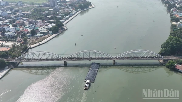 [Ảnh] Khẩn trương khắc phục hậu quả sà lan đâm cầu Ghềnh