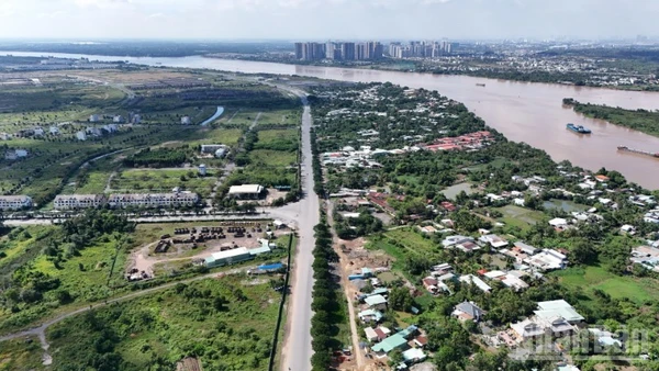 Đường Hương lộ 2 kết nối tỉnh Đồng Nai với Thành phố Hồ Chí Minh.