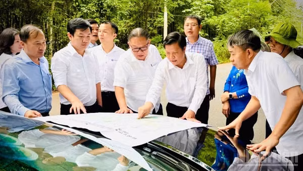 Phó Chủ tịch Thường trực Ủy ban nhân dân thành phố Đồng Nai Nguyễn Kim Long cùng đại diện lãnh đạo các sở, ngành khảo sát, tìm giải pháp tháo gỡ khó khăn cho dự án trên địa bàn.