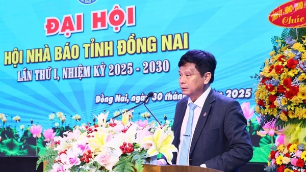 Nhà báo Trần Trọng Dũng, Phó Chủ tịch Hội Nhà báo Việt Nam phát biểu chỉ đạo tại đại hội.