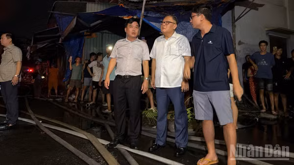 Phó Chủ tịch Thường trực Ủy ban nhân dân thành phố Đồng Nai Nguyễn Kim Long và Bí thư Đảng ủy phường Trấn Biên Hồ Văn Nam có mặt tại hiện trường chỉ đạo công tác chữa cháy và di dời tài sản của tiểu thương.