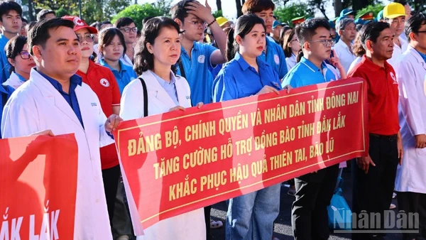 Các thành viên Đoàn là cán bộ nhân viên y tế trước lúc lên đường hỗ trợ người dân tỉnh Đắk Lắk khắc phục hậu quả do thiên tai.